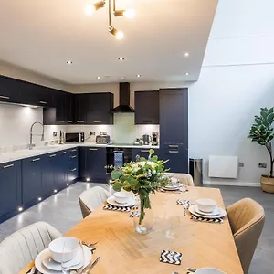 Luxury 5 Min To Centre*free Parking Apartment