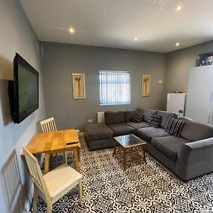 West 3 Bedroom Large & Modern Apartment